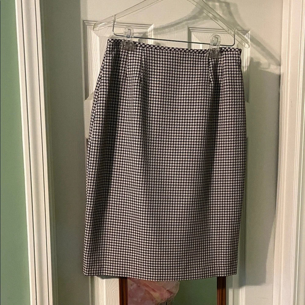 Stylish Houndstooth Coat, Skirt, and Pant Suit (3 Pieces), Size 8 - Picture 10 of 13